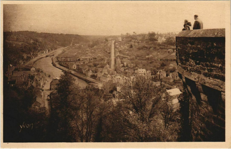 Carte postale ancienne Dinan Panorama sur la Rance à Dinan