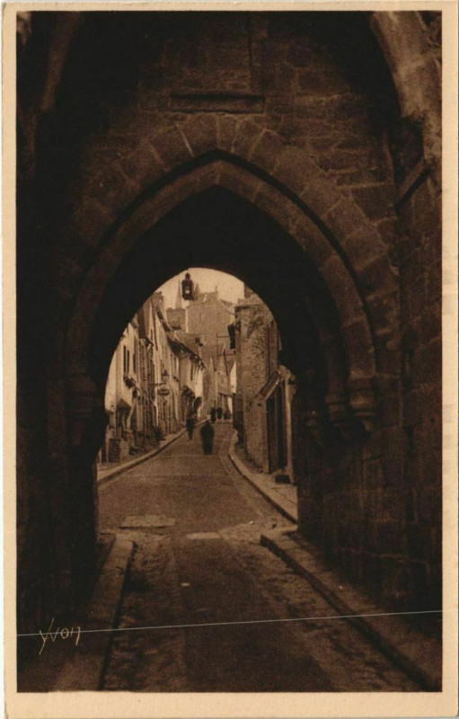 Carte postale ancienne Dinan Porte du Jerzual à Dinan