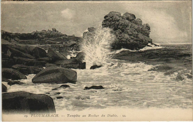 Carte postale ancienne Ploumanac'H Tempete au Rocher du Diable