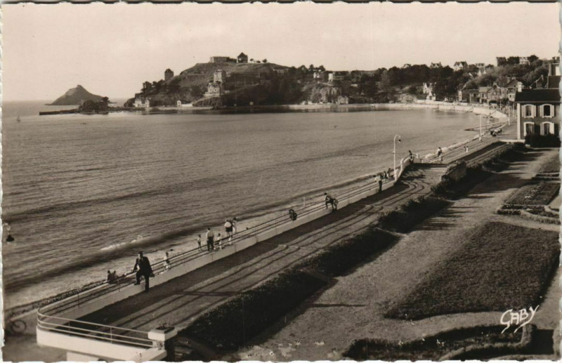 Carte postale ancienne Le Val-Andre Le Jardin Public - Pointe de Piegu