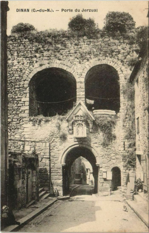 Carte postale ancienne Dinan Porte du Jerzual à Dinan