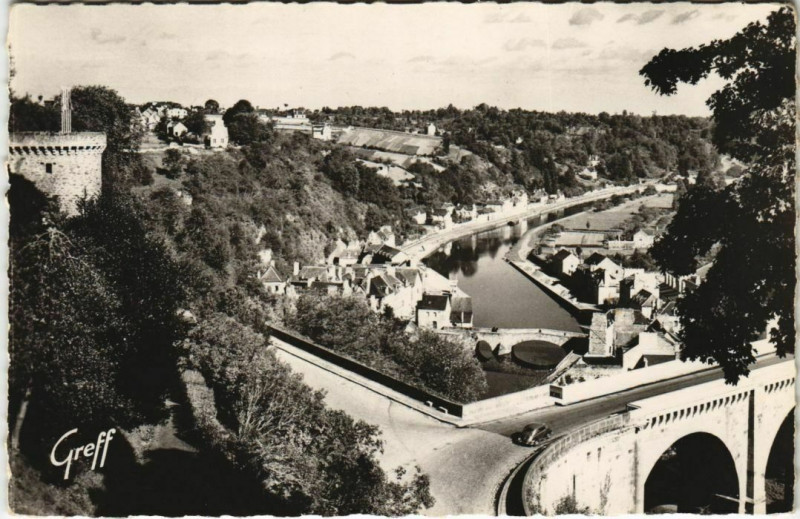 Carte postale ancienne Dinan La Tour Catherine - Le Vieux Pont et la Vallee de la Rance à Dinan