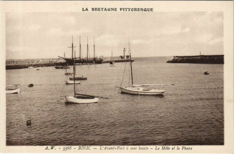 Carte postale ancienne Binic L'Avant-Port a Mer Haute - Le Mole et le Phare