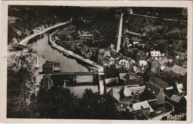 Carte postale ancienne Dinan Panorama sur la Rance à Dinan