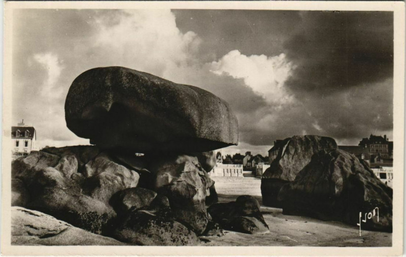 Carte postale ancienne Tregastel Enorme Masse de Granit en Equilibre Instable