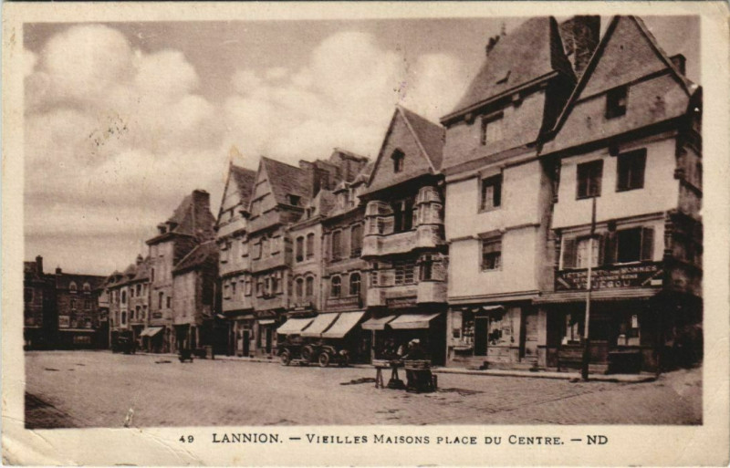 Carte postale ancienne Lannion Vieilles Maisons - Place du Centre à Lannion