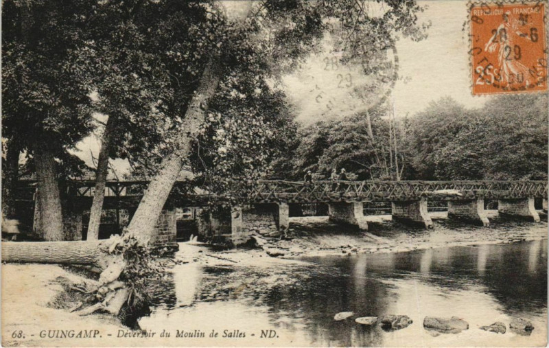 Carte postale ancienne Guingamp Deversoir du Moulin de Salles à Guingamp