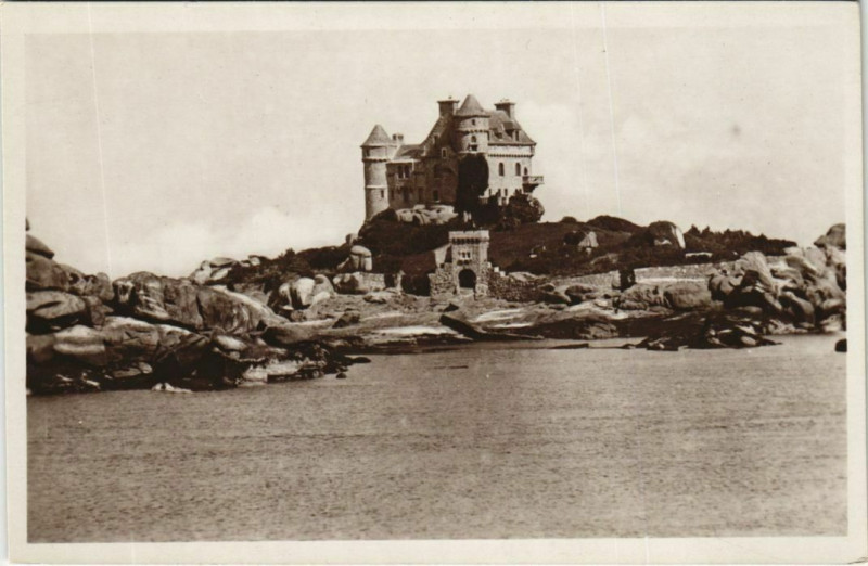 Carte postale ancienne Ploumanac'H Le Chateau de Costaeres