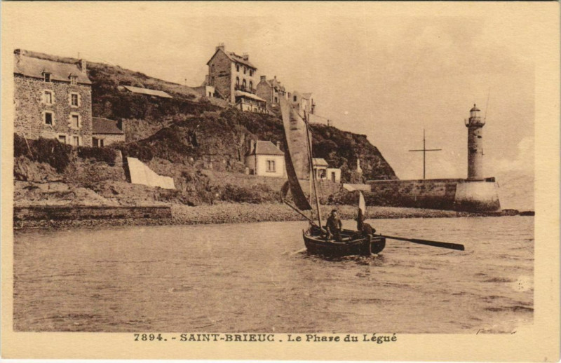 Carte postale ancienne Saint-Brieuc Le Phare du Legue à Saint-Brieuc