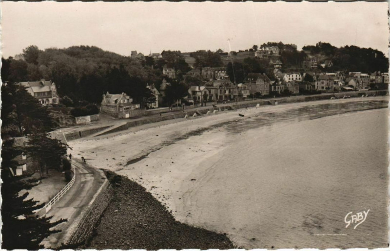 Carte postale ancienne Le Val-Andre La Plage et le Chemin Piegu