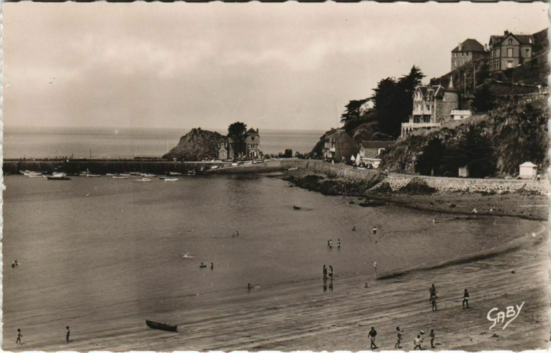 Carte postale ancienne Le Val-Andre Le Port de Piegu et la Digue
