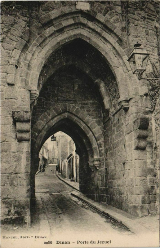 Carte postale ancienne Dinan Porte du Jerzual à Dinan