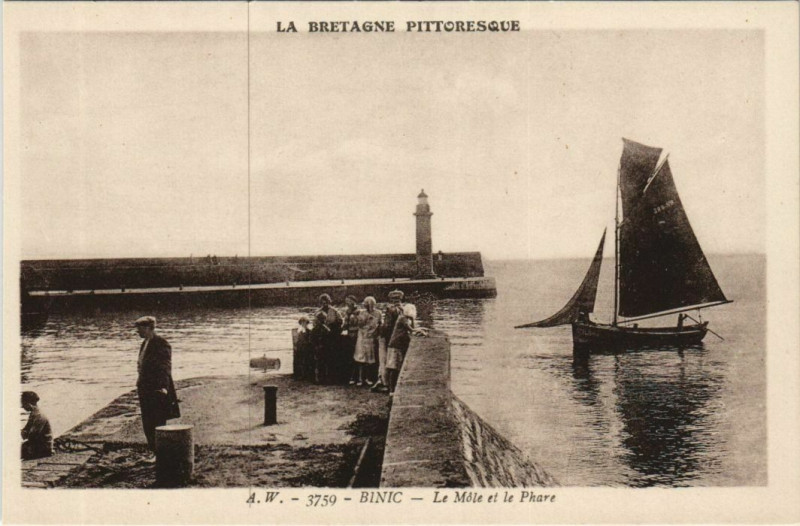 Carte postale ancienne Binic Lae Mole et le Phare