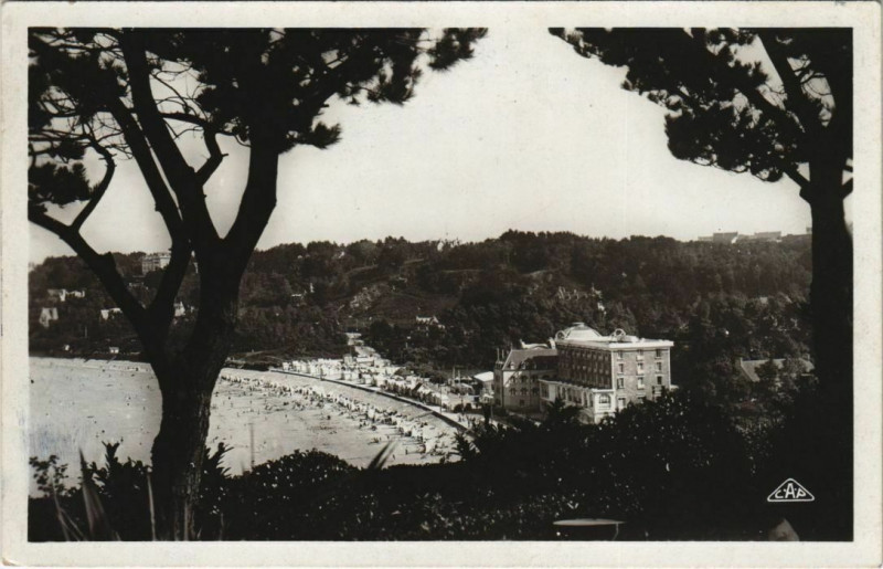 Carte postale ancienne Perros-Guirec Vue de la Plage prise de la Roseraie à Perros-Guirec