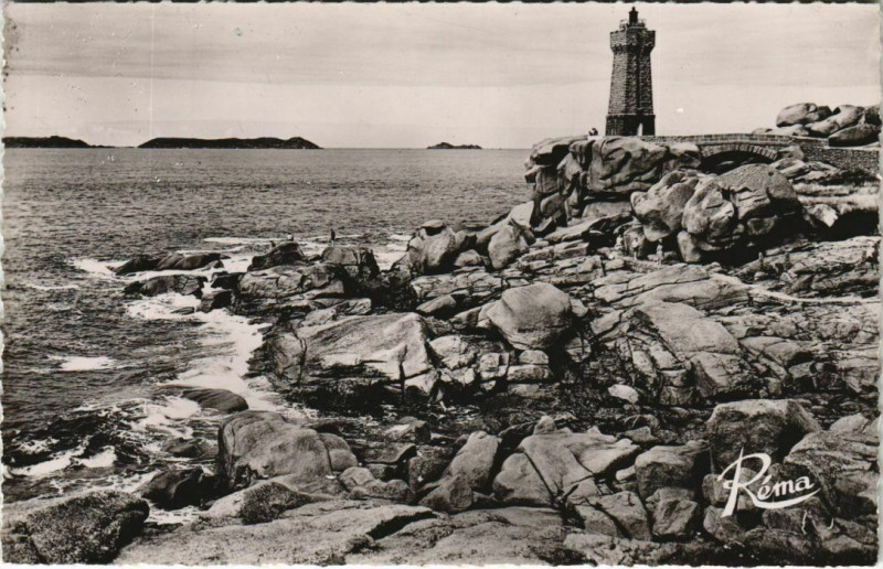 Carte postale ancienne Ploumanac'H Le Phare et les Rochers