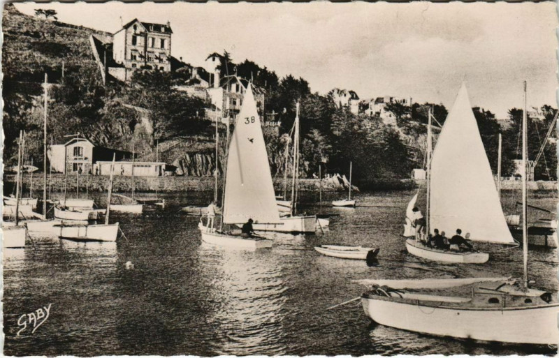 Carte postale ancienne Le Val-Andre Falaises du Chateau-Tanguy