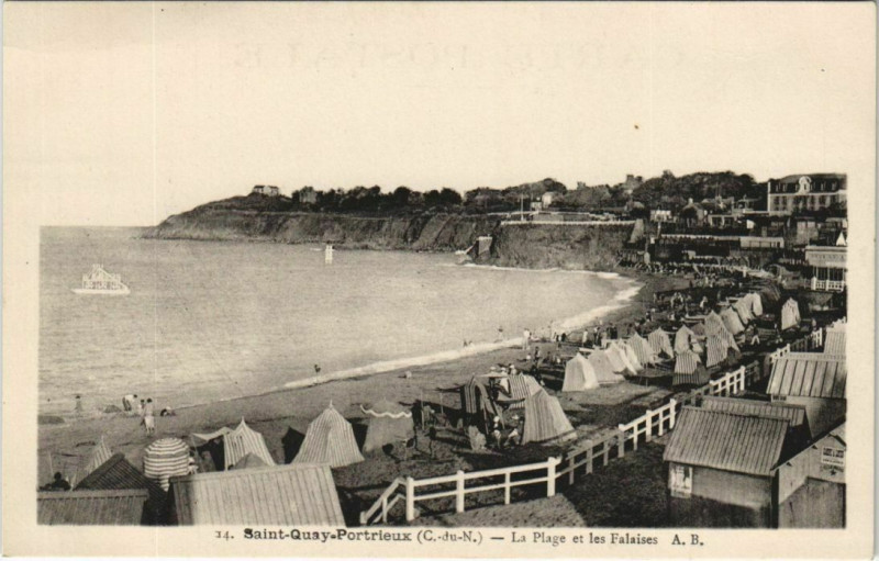 Carte postale ancienne Saint-Quay-Portrieux La Plage et les Falaises à Saint-Quay-Portrieux