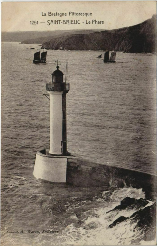 Carte postale ancienne Saint-Brieuc Le Phare à Saint-Brieuc