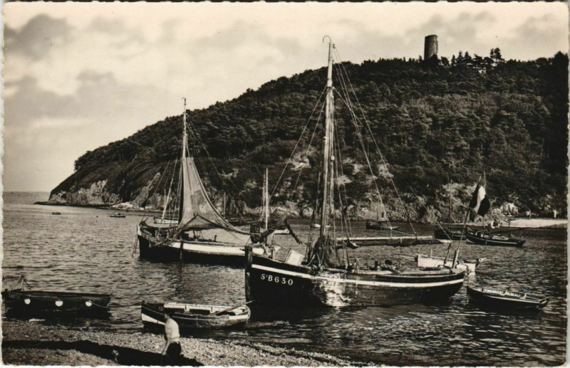 Carte postale ancienne Saint-Brieuc Environs - Le Port du Legue et la Tour de Cesson à Saint-Brieuc