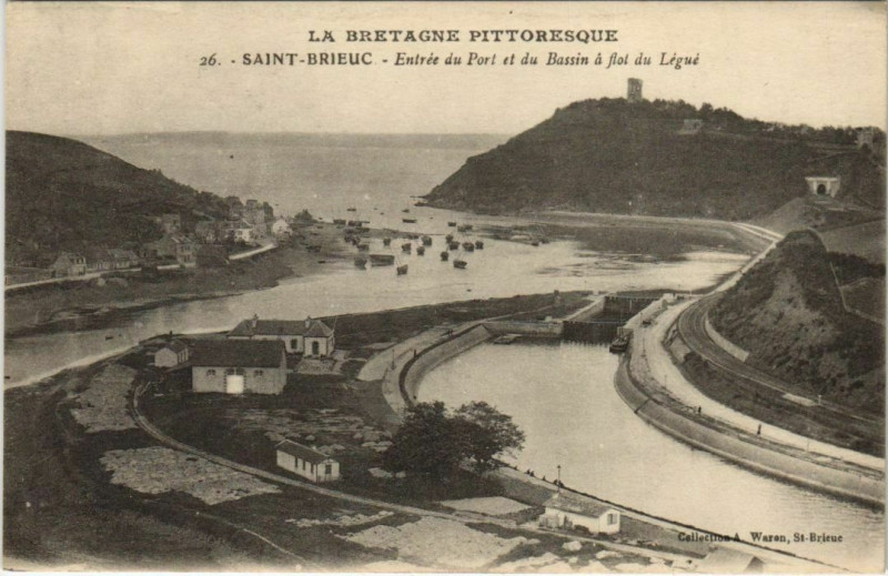 Carte postale ancienne Saint-Brieuc Entree du Port et du Bassin a Flot du Legue à Saint-Brieuc