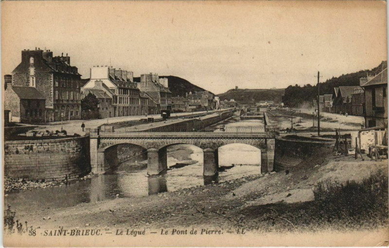 Carte postale ancienne Saint-Brieuc Le Legue - Le Pont de Pierre à Saint-Brieuc