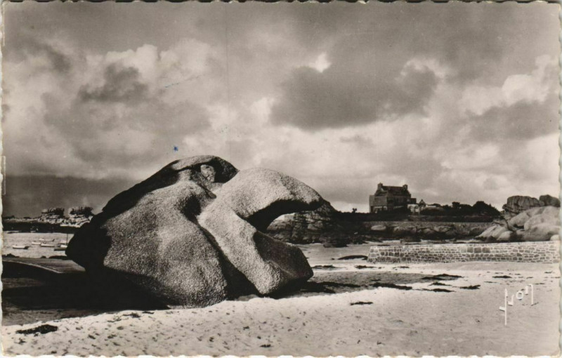 Carte postale ancienne Tregastel Rocher de la Sorciere