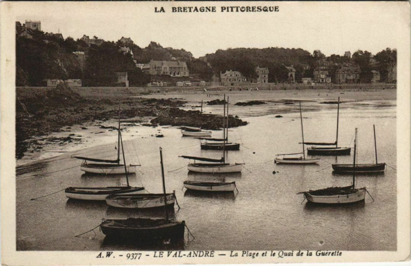 Carte postale ancienne Le Val-Andre La Plage et le Quai de la Guerette