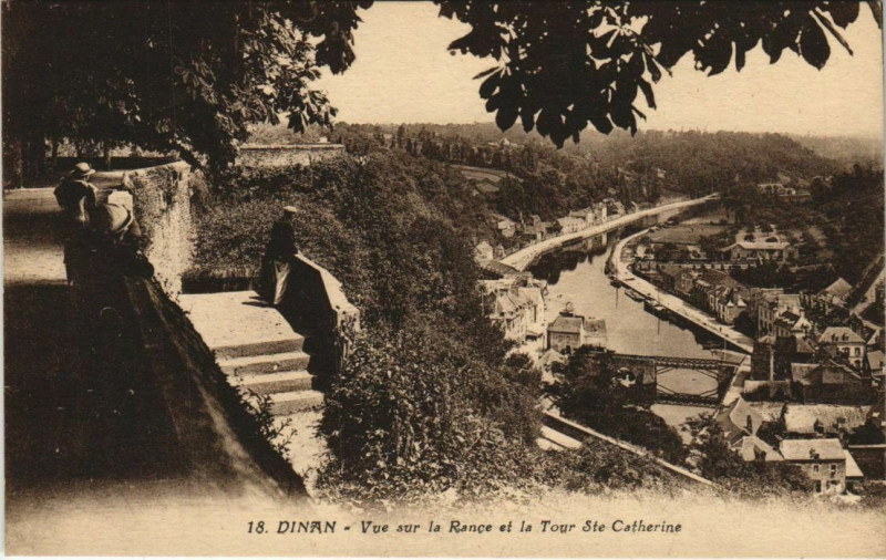 Carte postale ancienne Dinan Vue sur la Rance et la Tour Sainte-Catherine à Dinan