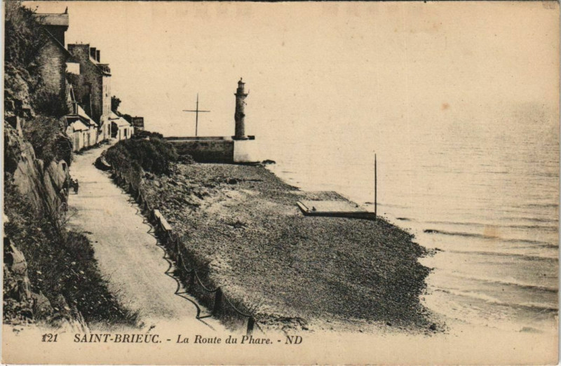 Carte postale ancienne Saint-Brieuc La Route du Phare à Saint-Brieuc