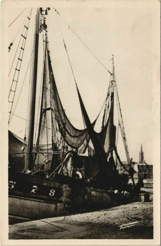 Carte postale ancienne Paimpol Chalutiers dans le Port à Paimpol