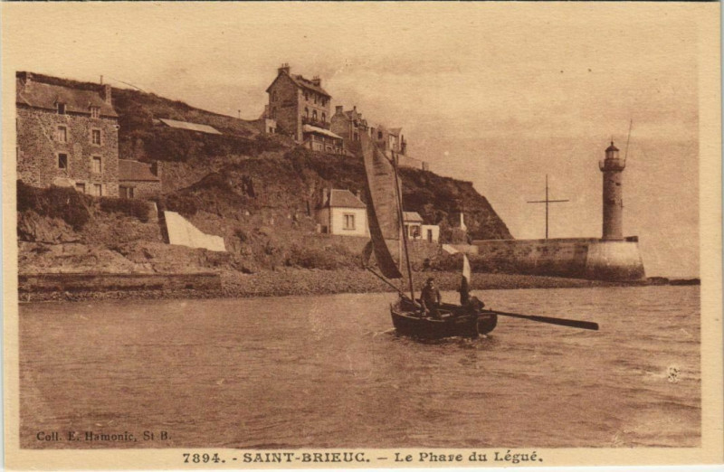 Carte postale ancienne Saint-Brieuc Le Phare du Legue à Saint-Brieuc