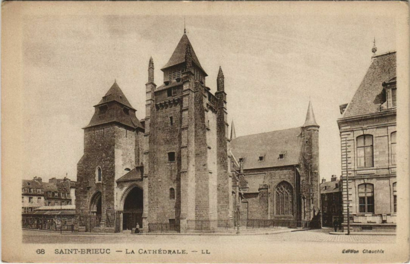 Carte postale ancienne Saint-Brieuc La Cathedrale à Saint-Brieuc