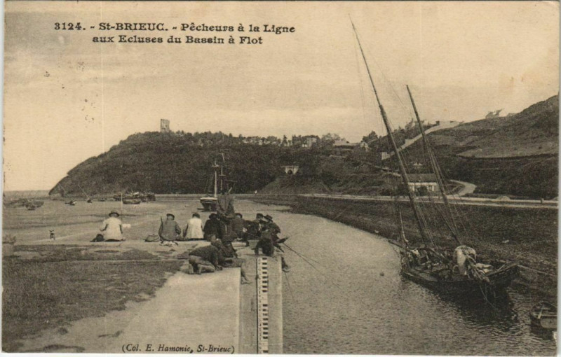 Carte postale ancienne Saint-Brieuc Pecheurs a la Ligne aux Ecluses du Bassin a Flot à Saint-Brieuc