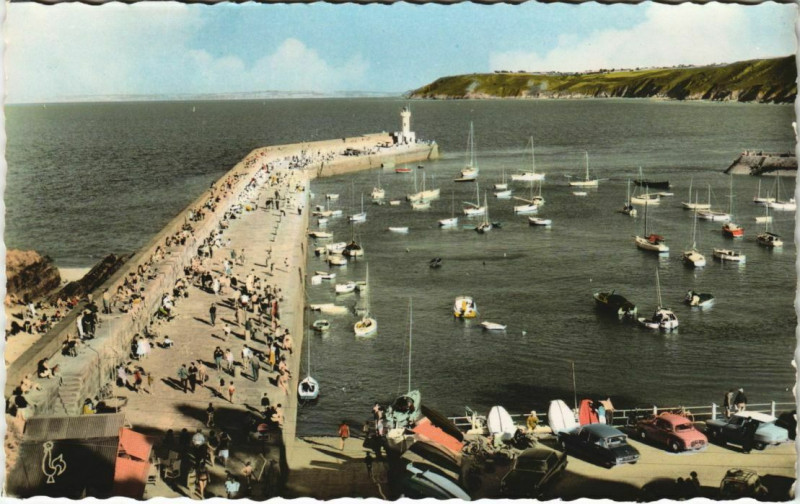 Carte postale ancienne Binic La Jetee et le Port