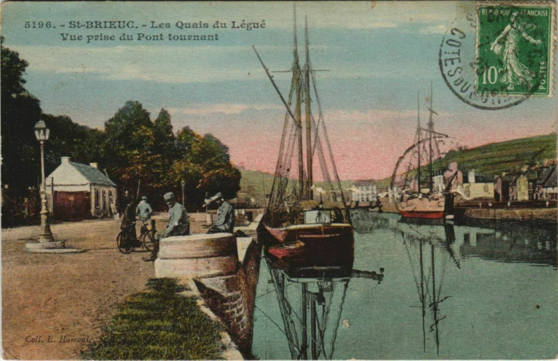 Carte postale ancienne Saint-Brieuc Les Quais du Legue - Vue prise du Pont Tournant à Saint-Brieuc