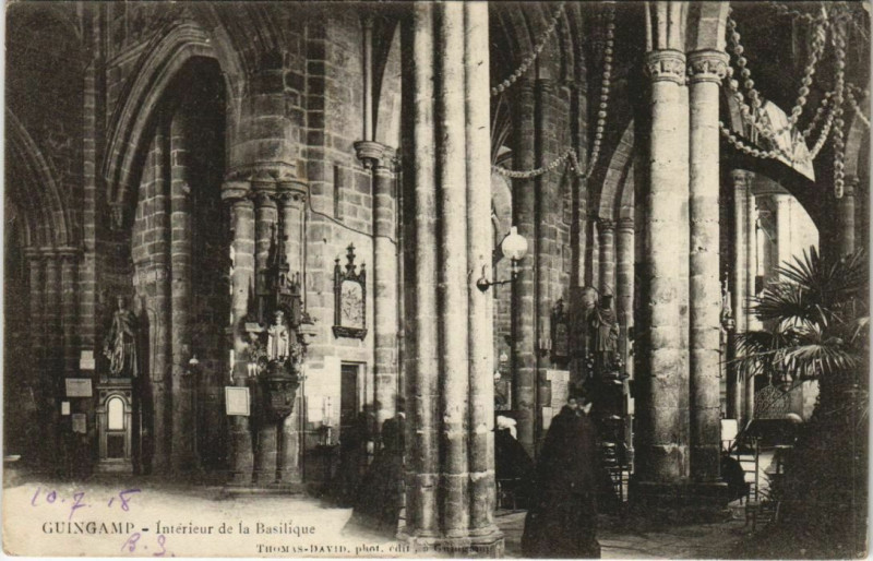 Carte postale ancienne Guingamp Interieur de la Basilique à Guingamp