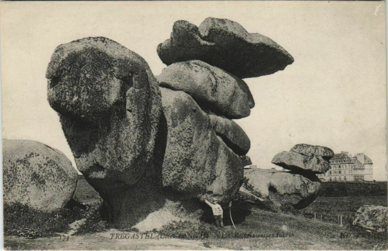 Carte postale ancienne Tregastel Les Rochers Suspendus