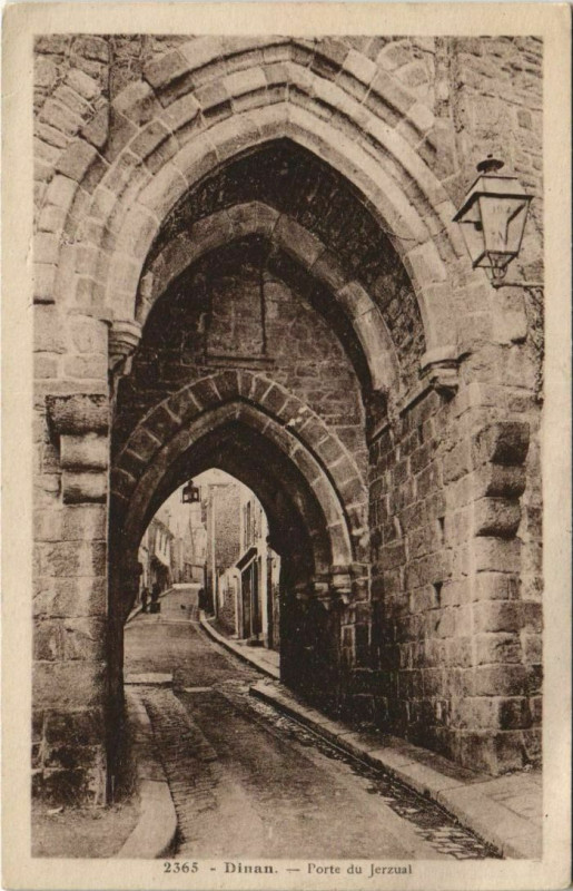Carte postale ancienne Dinan Porte du Jerzual à Dinan