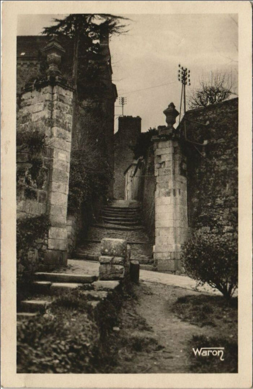Carte postale ancienne Moncontour La Porte d'En Bas à Moncontour