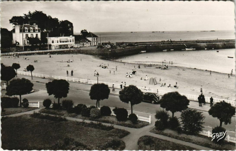 Carte postale ancienne Saint-Quay-Portrieux Le Jardin et le Port à Saint-Quay-Portrieux