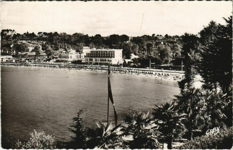 Carte postale ancienne Perros-Guirec Plage de Trestraou à Perros-Guirec