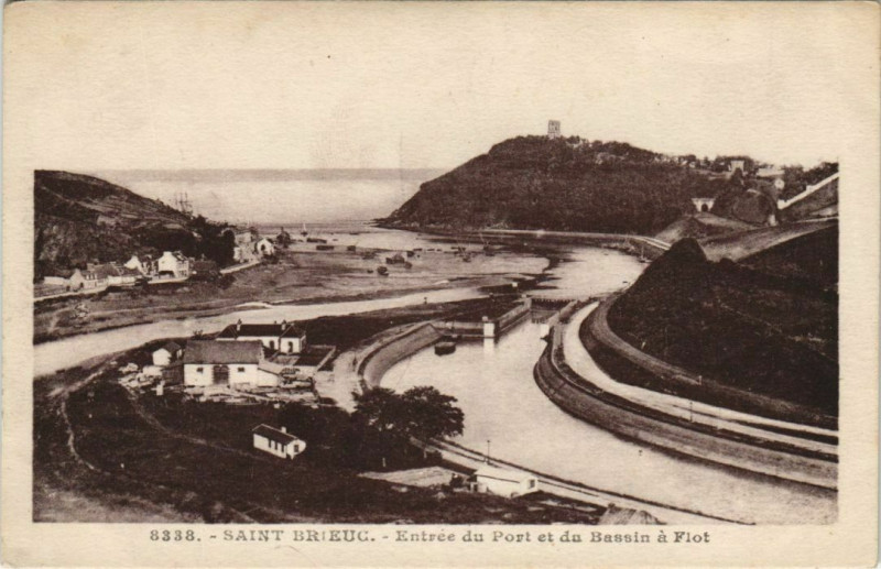 Carte postale ancienne Saint-Brieuc Entree du Port et du Bassin a Flot à Saint-Brieuc