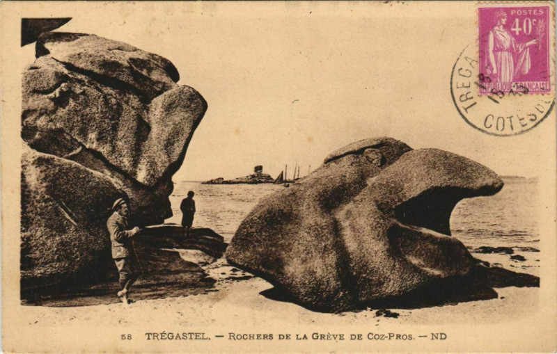 Carte postale ancienne Tregastel Rochers de la Greve de Coz-Pros