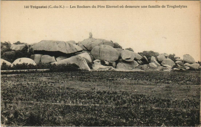 Carte postale ancienne Tregastel Les Rochers du Pere Eternel