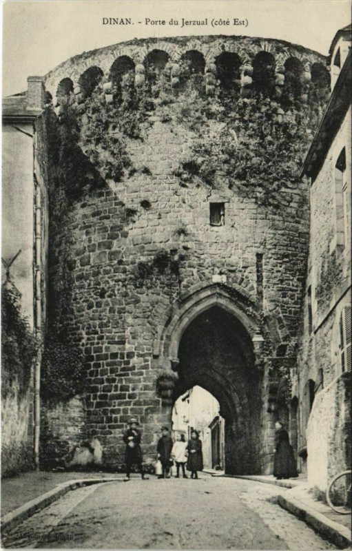 Carte postale ancienne Dinan Porte du Jerzual à Dinan