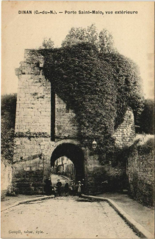 Carte postale ancienne Dinan Porte Saint-Malo - Vue Exterieure à Dinan