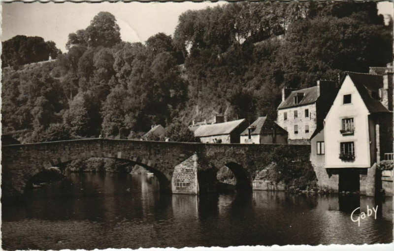 Carte postale ancienne Dinan Le Vieux Pont à Dinan