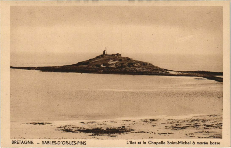 Carte postale ancienne Sables-d'Or-les-Pins L'Ilot et la Chapelle Saint-Michel