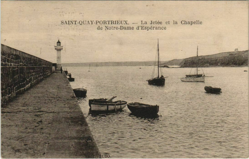 Carte postale ancienne Saint-Quay-Portrieux La Jetee et la Chapelle de N.-D. D'Esperance à Saint-Quay-Portrieux
