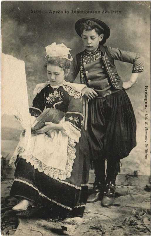 Carte postale ancienne Apres la Distribution des Prix